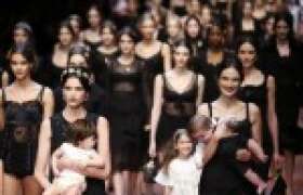 News Dolce & Gabbana Celebrate Motherhood  for College Students