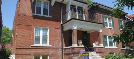 Fontbonne Housing 6041 Pershing - 2 blocks, 7 min walk to campus! for Fontbonne University Students in Saint Louis, MO