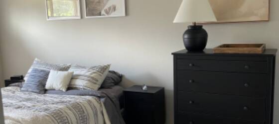 Reed Housing Furnished bedroom for 1 with shared bath for Reed College Students in Portland, OR