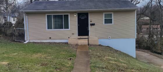 Alvareitas College of Cosmetology-Belleville Housing newly renovated 2 bed 1 bath 800sqft home for Alvareitas College of Cosmetology-Belleville Students in Belleville, IL