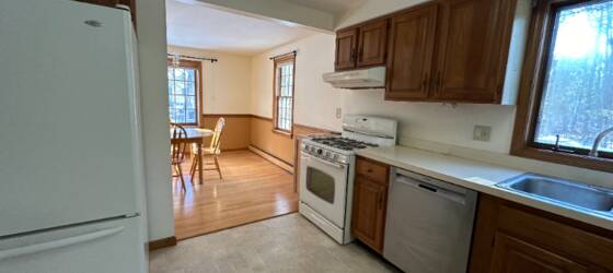 Saint Anselm Housing 4 Bedroom best location in Londonderry for Saint Anselm College Students in Manchester, NH
