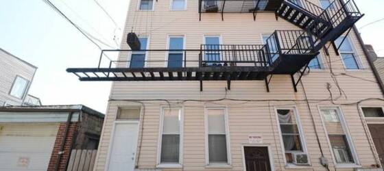 PITT Housing North side 1 bedroom with outdoor courtyard for University of Pittsburgh Students in Pittsburgh, PA