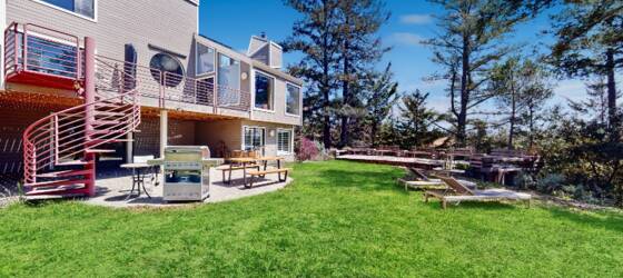 Cabrillo Housing Modern, fully furnished home in Redwoods with ocean views for Cabrillo College Students in Aptos, CA